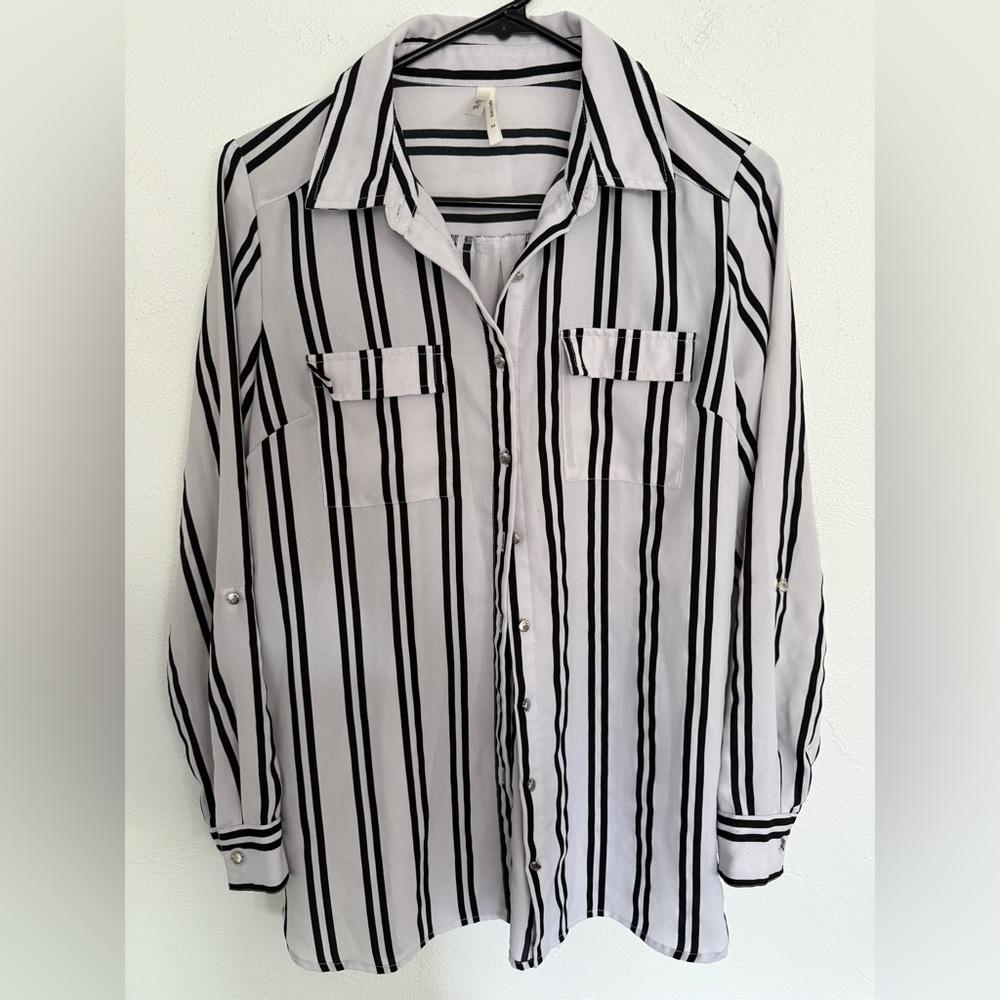 Large Truth Striped Shirt with buttons and front pockets